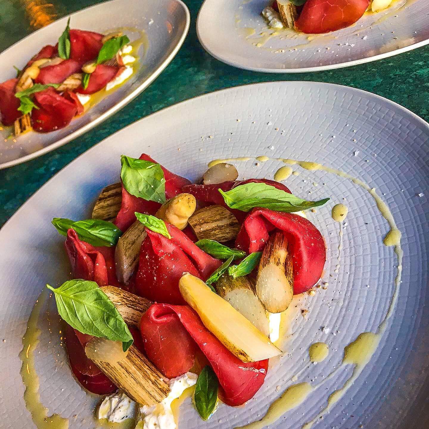 Stracciatella / Asperge / Bresaola #lepicerieducirque #dennisbroeckx #stracciatella #gaultmillaubelgium #gaultmillau #coronaproof #takeout #foodporn #ricette #cheflife #chef #personalchef #bloggeritaliani #massimopirrone #foodinfluencer #tastespottin