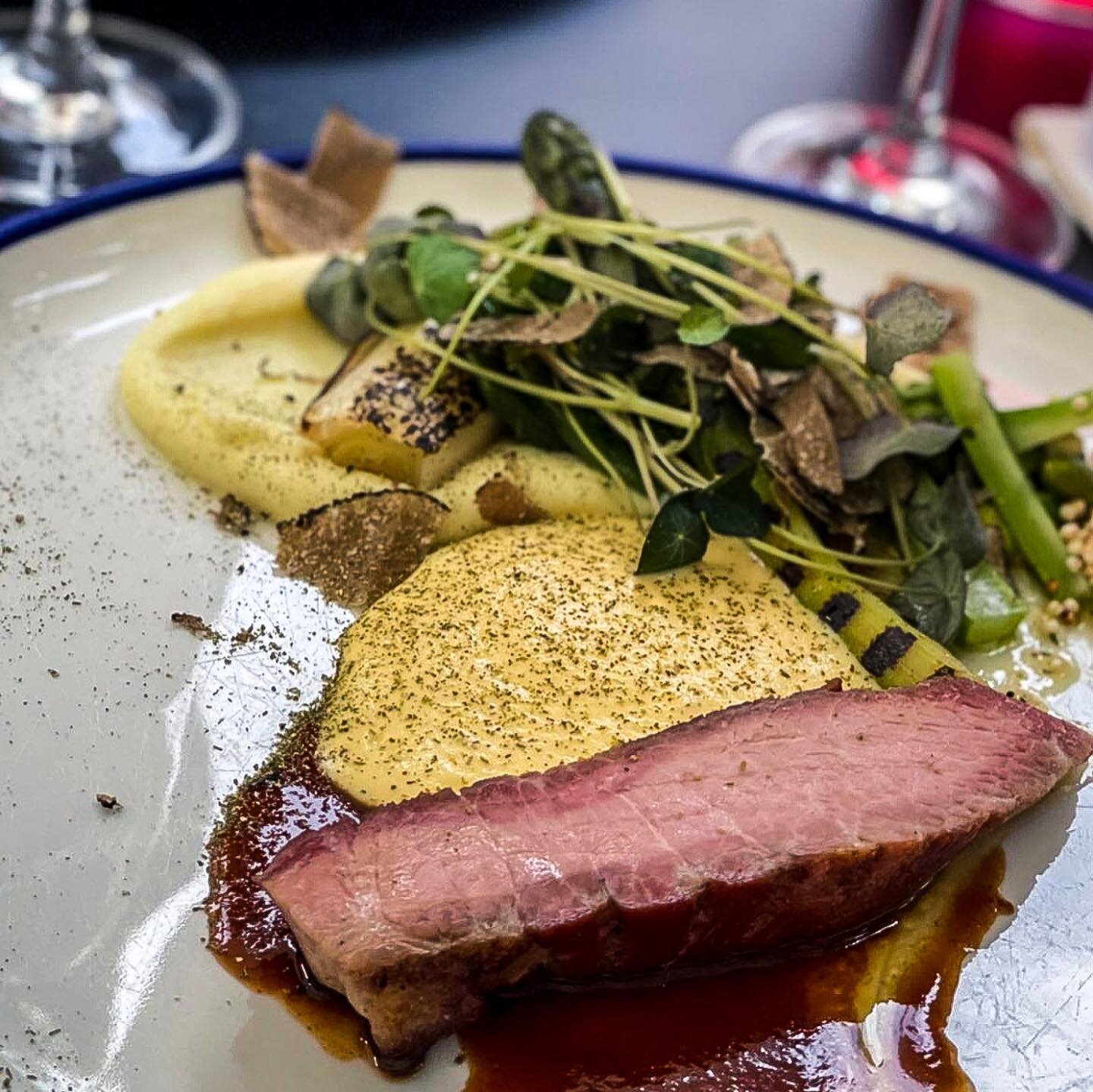 🎶Mooi weer vandaag 🎶 en dit weekend! Welkom op ons terras in de #volkstraat11 😎
Tussen 9U en 16U bent u welkom bij @mossantwerp voor ontbijt, brunch, lunch & sweets ☕️ 🫖🥤 ❤️
De bierkaart van @barpalmier is doorlopend beschikbaar, met onder